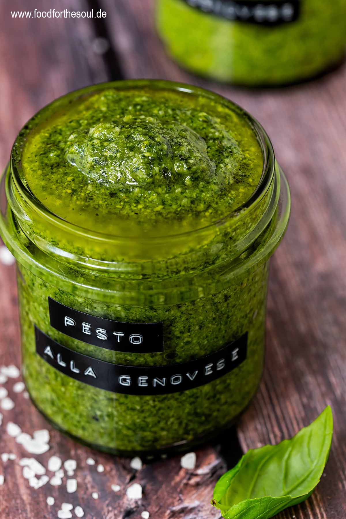 Basilikum Pesto alla Genovese in einem beschrifteten Glas