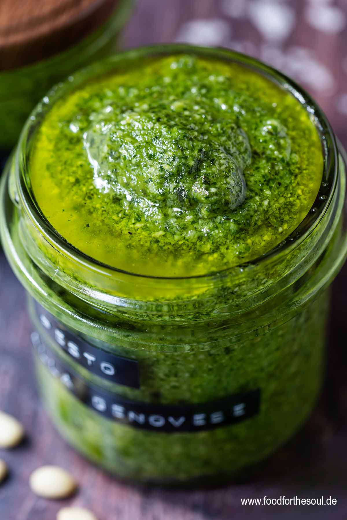 Basilikum Pesto alla Genovese in einem beschrifteten Glas