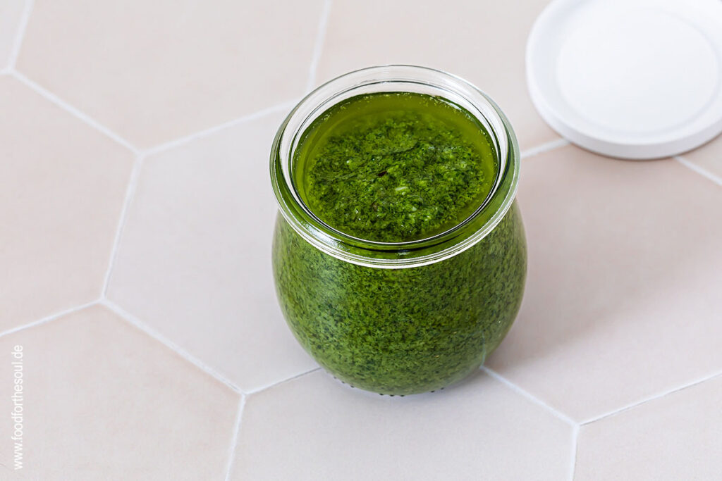 Basilikum Pesto Genovese in ein Glas abfüllen und mit Olivenöl bedecken - Schritt 11