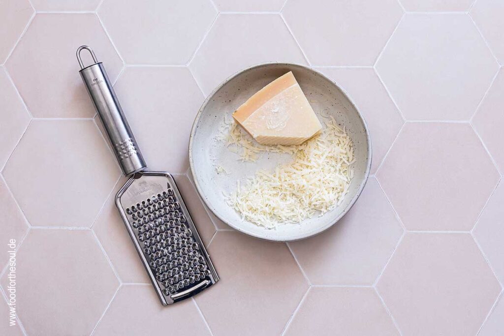 Parmesan oder Pecorino reiben für Basilikum Pesto Genovese - Schritt 6