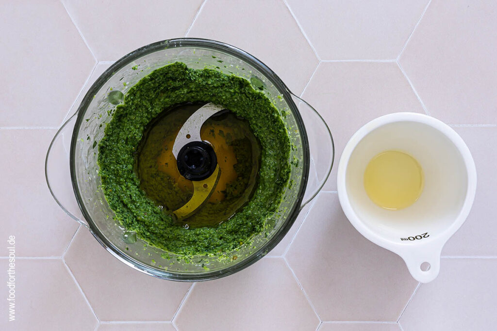 Olivenöl zugeben für Basilikum Pesto Genovese - Schritt 9