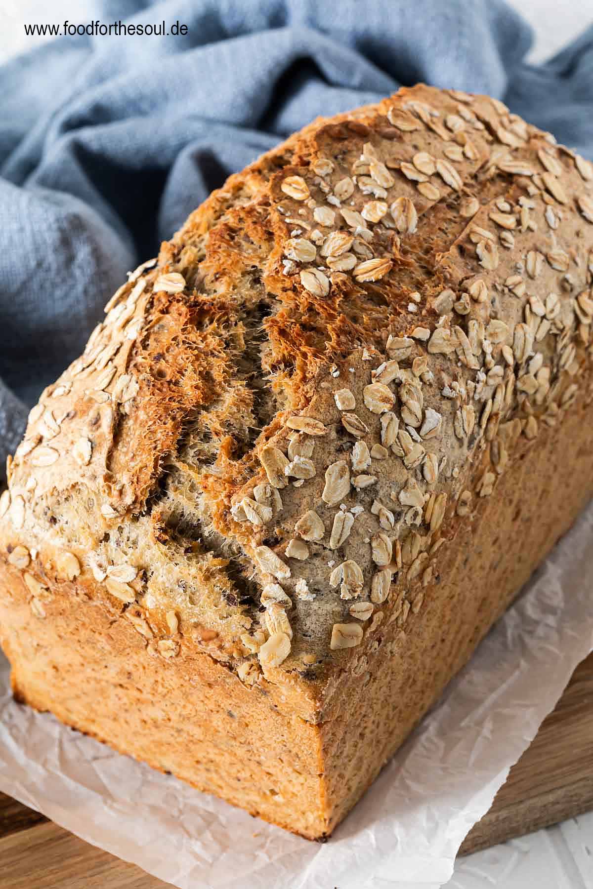 Frisch gebackenes Dinkelbrot mit Trockenhefe und Dinkelbrot 630