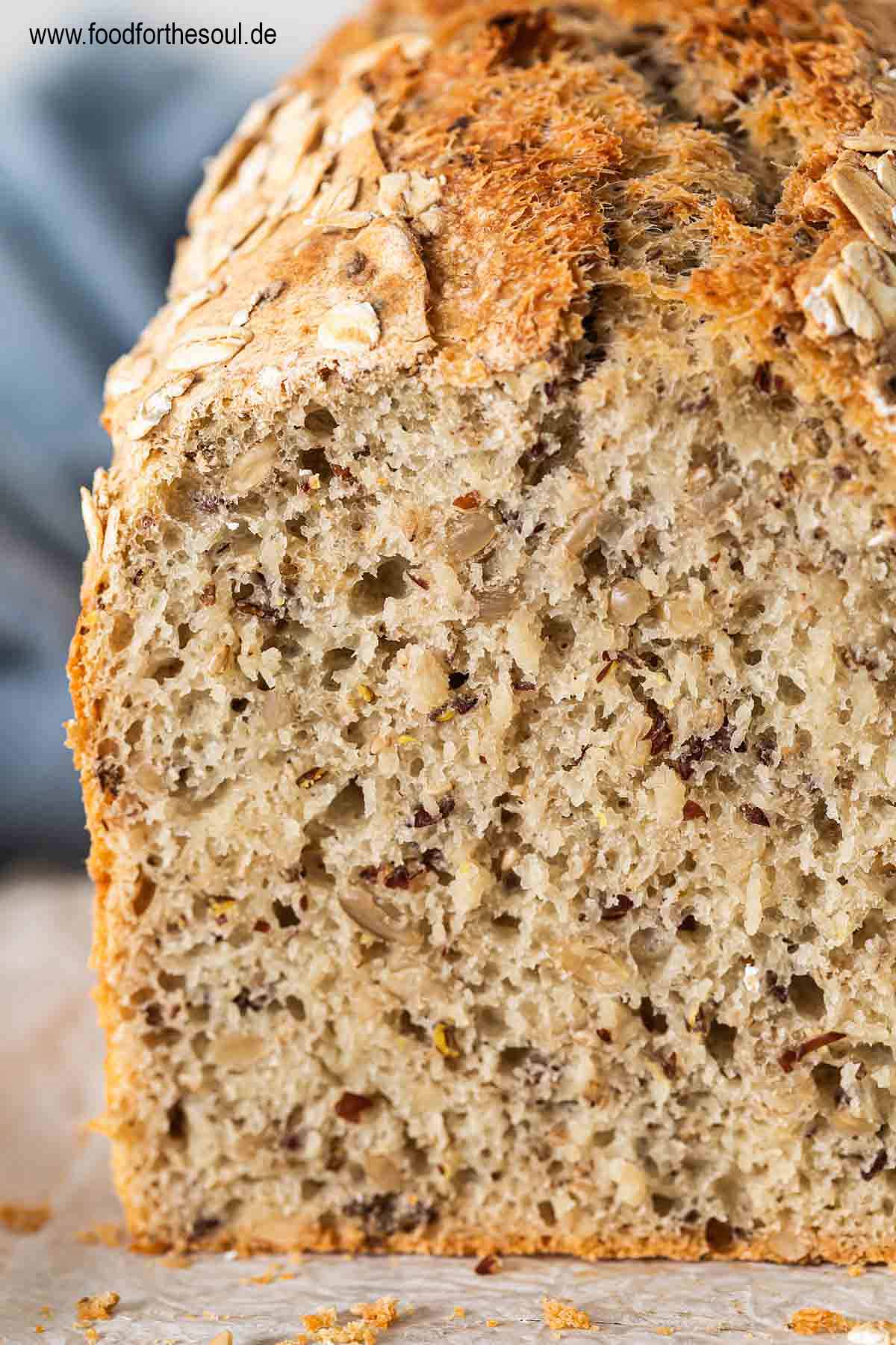 Anschnitt von schnellem Dinkelbrot mit Trockenhefe und Dinkelmehl 630