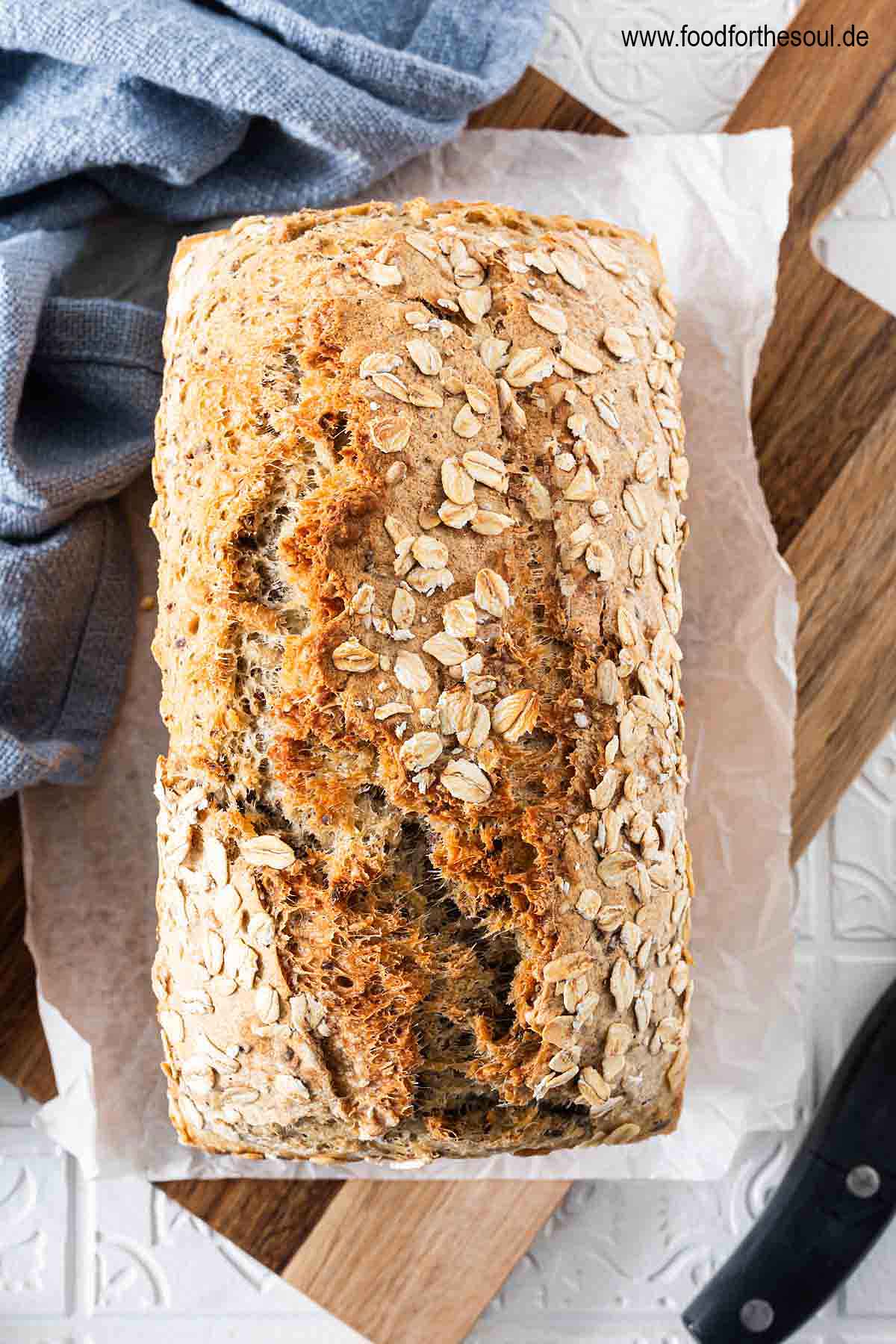 Frisch gebackenes Dinkelbrot mit Trockenhefe und Dinkelbrot 630 von oben
