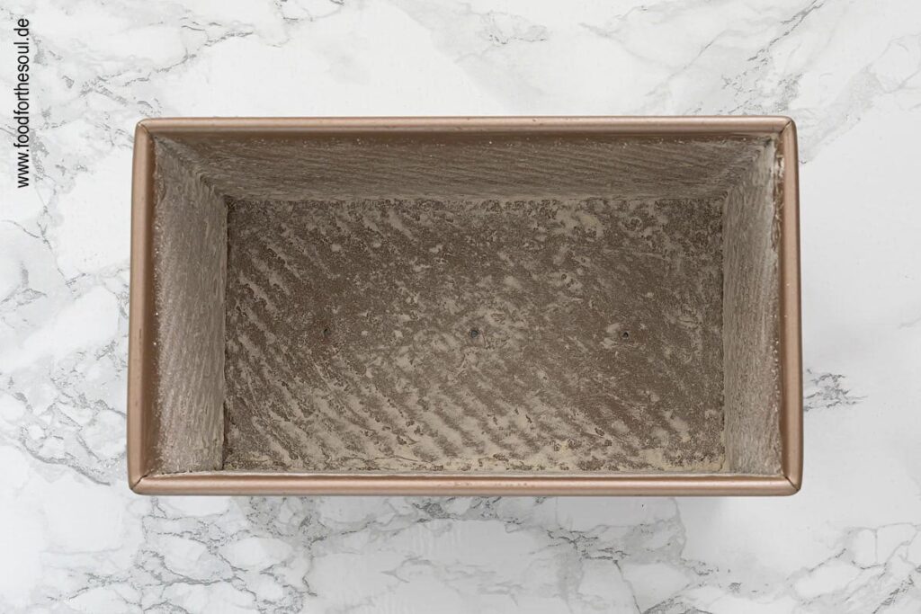 Kastenform für Dinkelbrot einfetten und mit Mehl bestäuben - Schritt 1