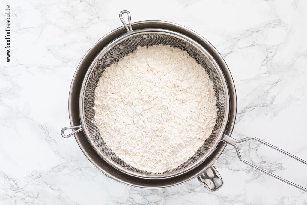 Dinkelmehl für Dinkelbrot sieben . Schritt 2