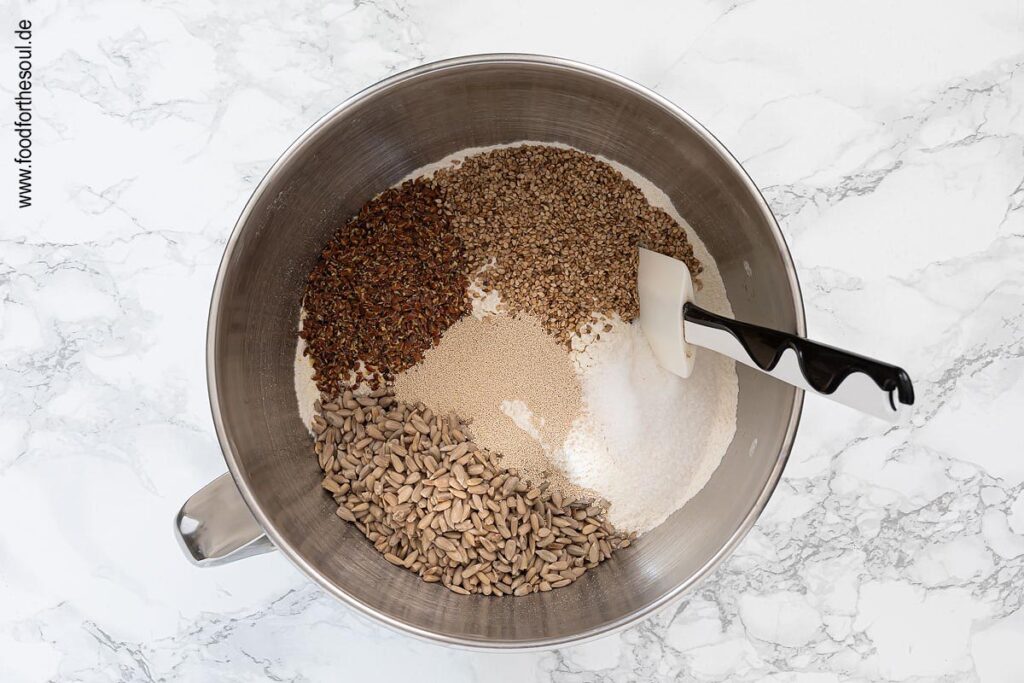 Trockene Zutaten für Dinkelbrot mischen - Schritt 3