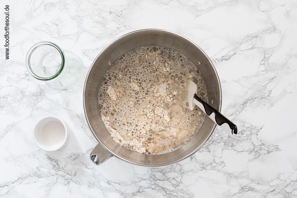 Wasser und Apfelessig zu trockenen Zutaten geben für Dinkelbrot - Schritt 4