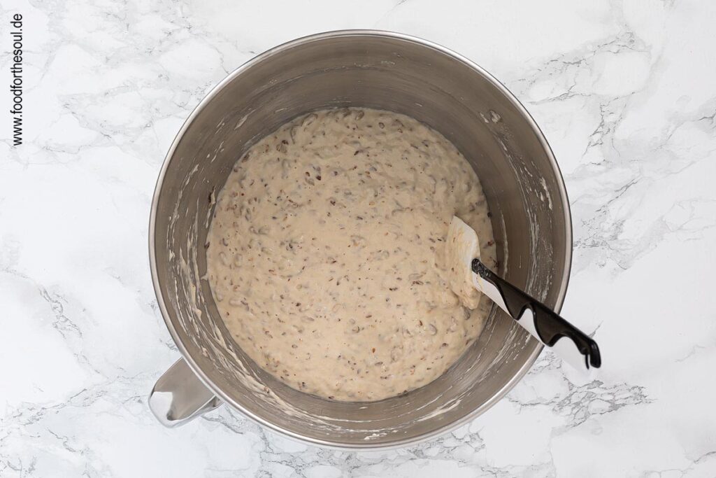 Trockene und feuchte Zutaten verrühren für Dinkelbrot - Schritt 5