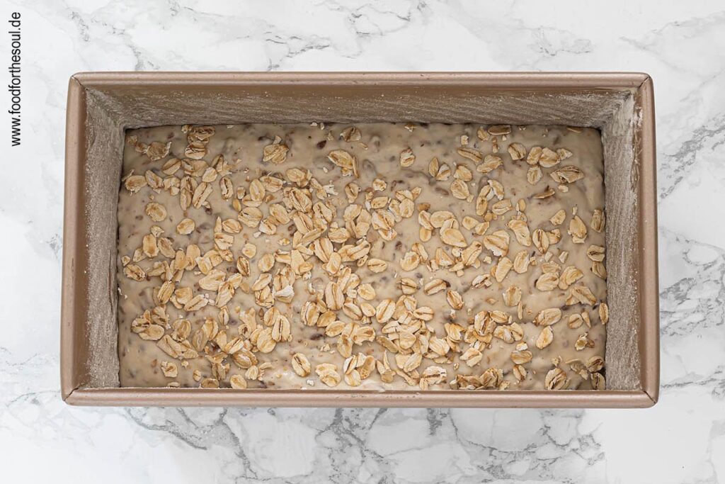 Teig für Dinkelbrot einfüllen in Kastenform - Schritt 6