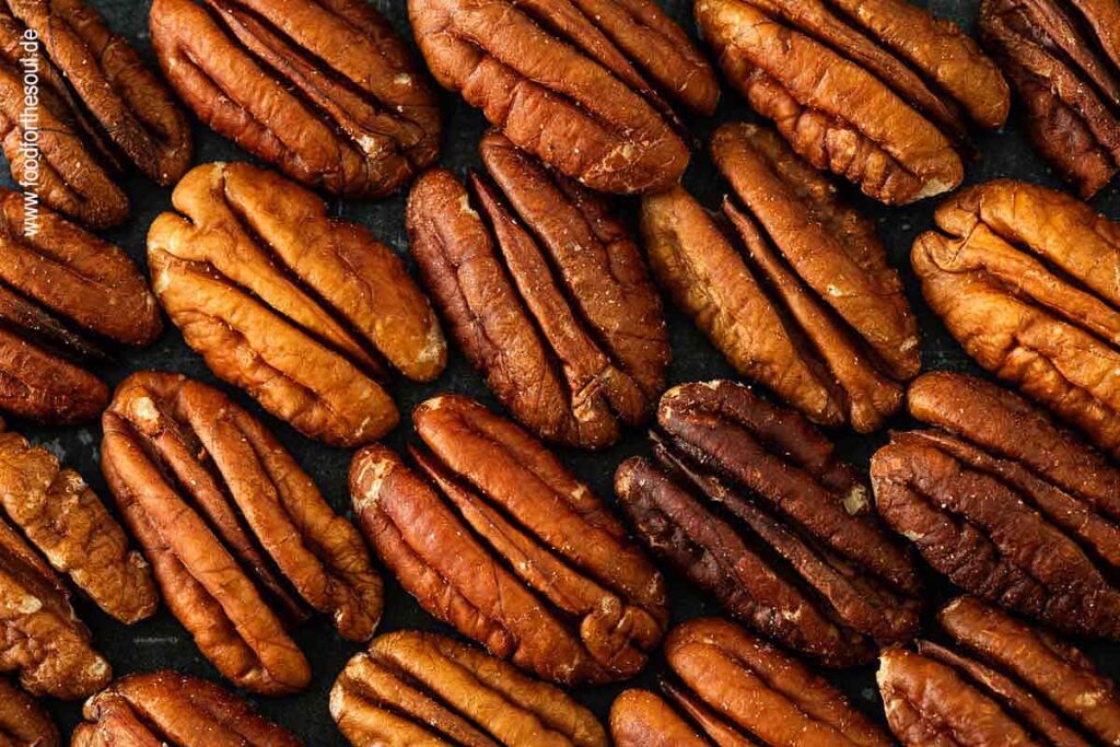 Pecan Nüsse für amerikanischen Kürbiskuchen mit Frischkäse Frosting und Pecans