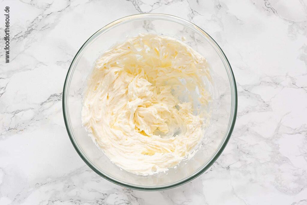 Butter und Puderzucker cremig rühren für Kürbiskuchen - Schritt 10