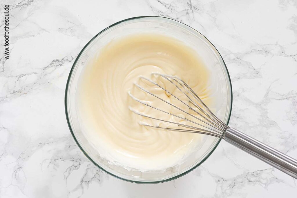 Frischkäse in Frosting rühren für Kürbiskuchen - Schritt 11