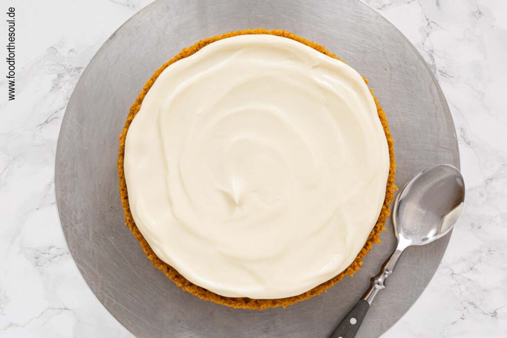 Frosting auf den ersten Boden vom Kürbiskuchen streichen - Schritt 12