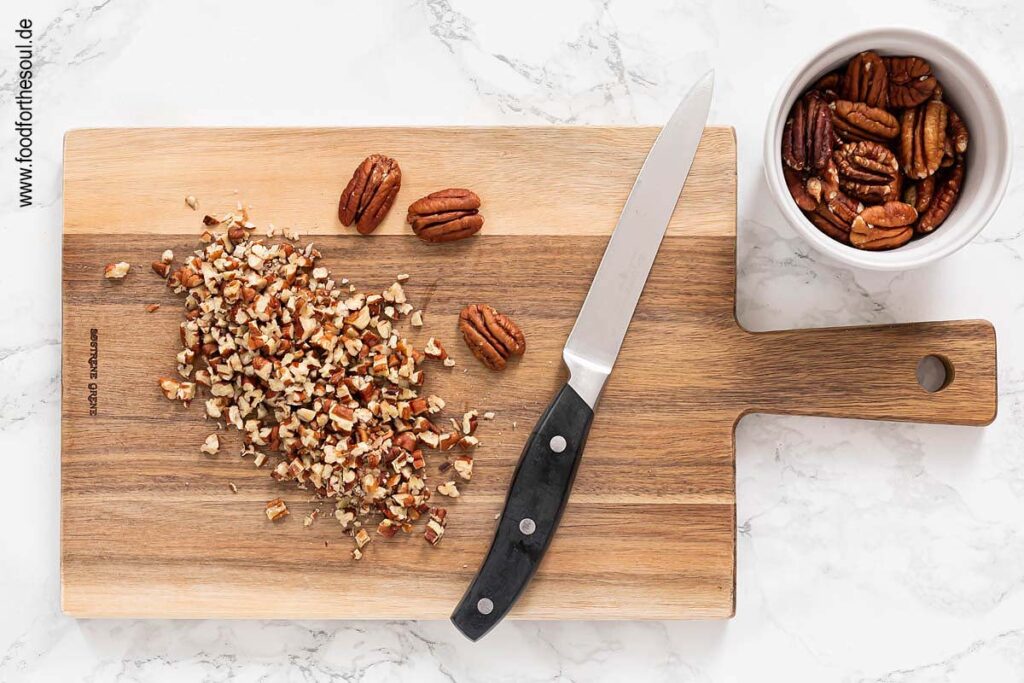 Pecan Nüsse fein hacken für die Dekoration vom Kürbiskuchen - Schritt 14