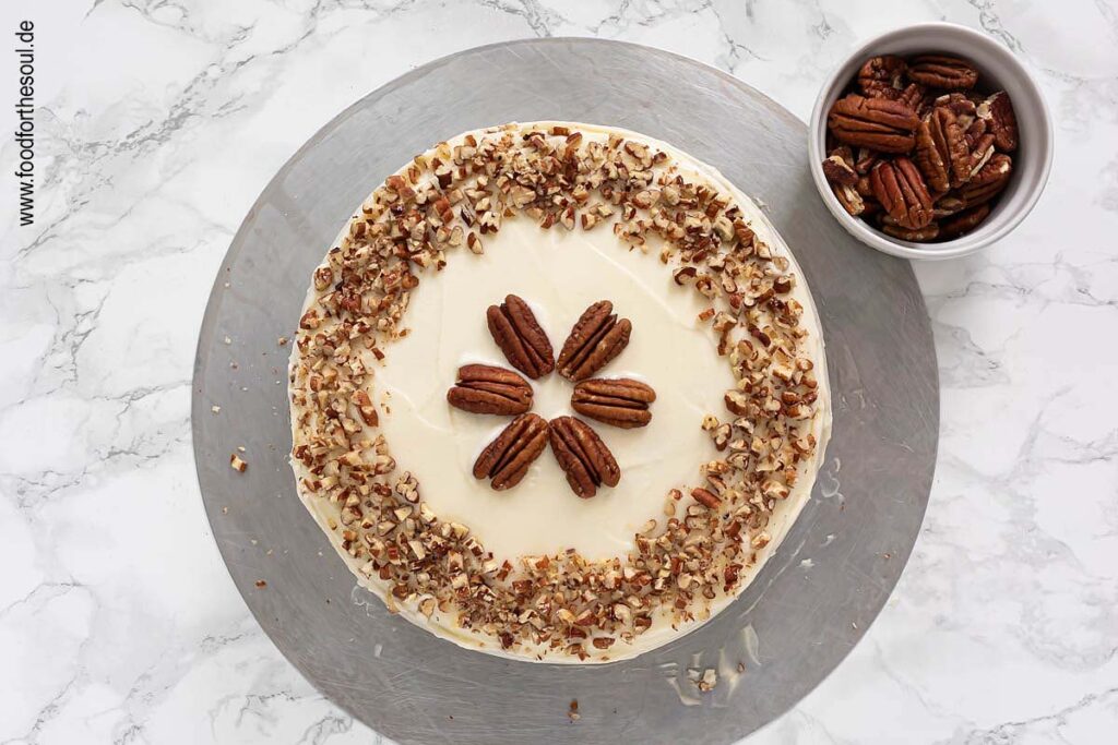 Kürbiskuchen mit ganzen und gehackten Pecan Nüssen dekorieren - Schritt 15