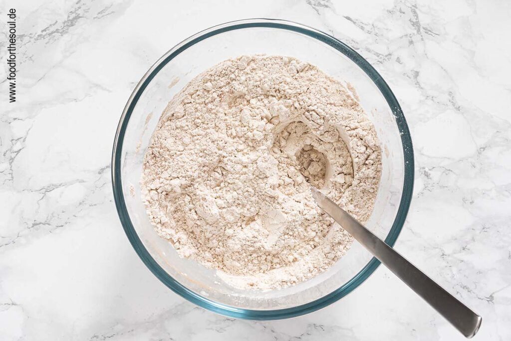 Trockene Zutaten mischen für Kürbiskuchen Rezept - Schritt 2
