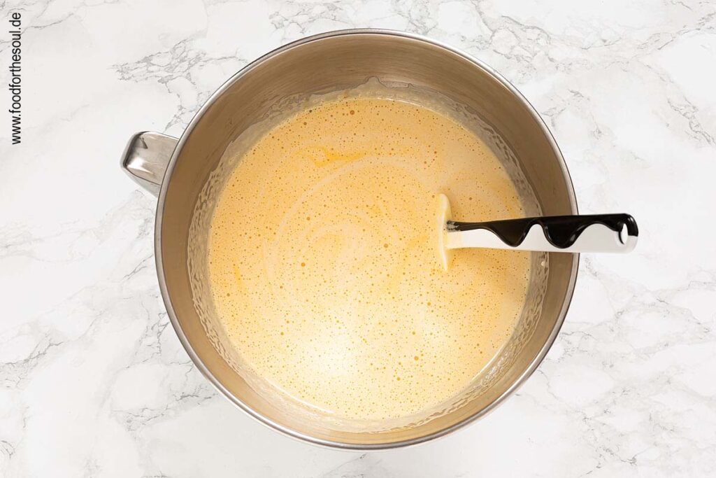 Kürbispüree, Milch und Öl unterrühren für Kürbiskuchen Rezept - Schritt 4