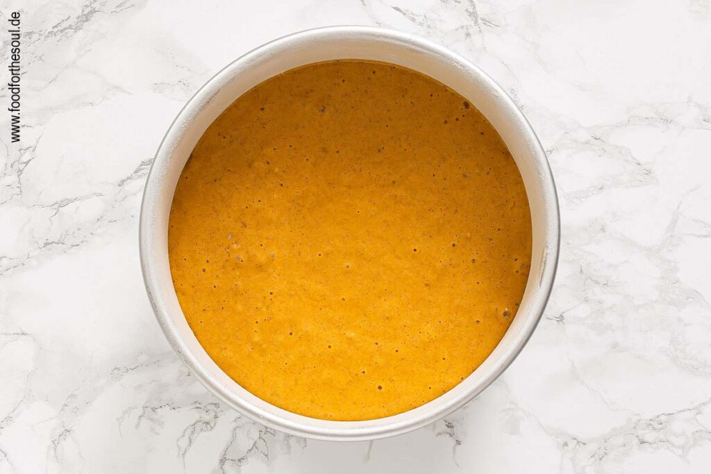 Teig in die Backform füllen - Kürbiskuchen Rezept Schritt 6