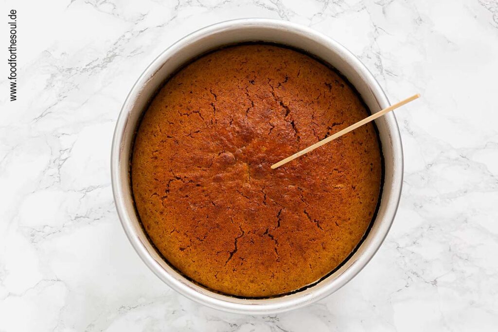 Stäbchenprobe bei gebackenem Kürbiskuchen - Schritt 8