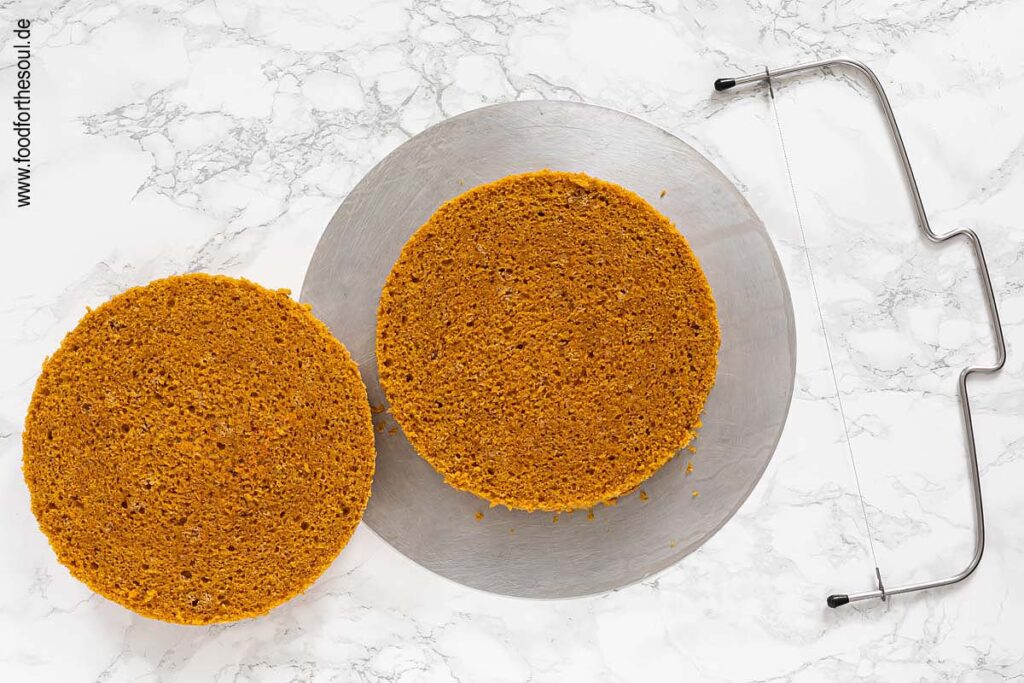 Kürbiskuchen in zwei Böden schneiden - Schritt 9