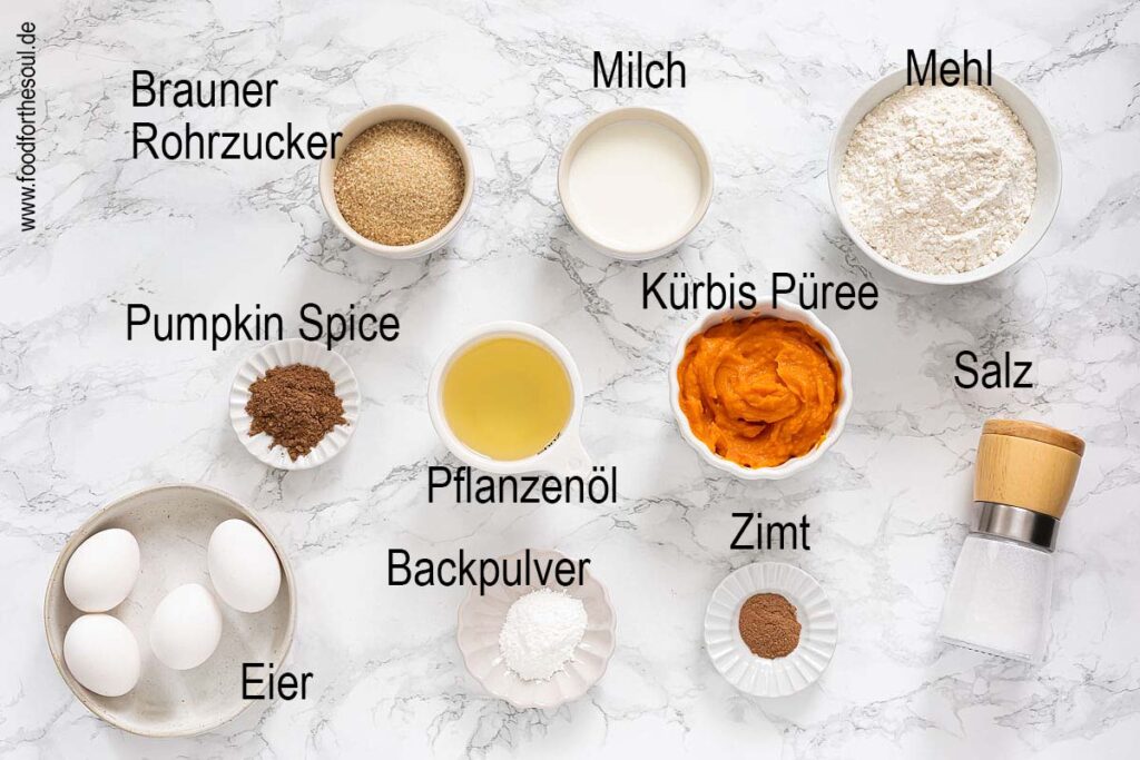 Kuchenteig Zutaten für amerikanisches Kürbiskuchen Rezept mit Frischkäsefrosting und Pecans