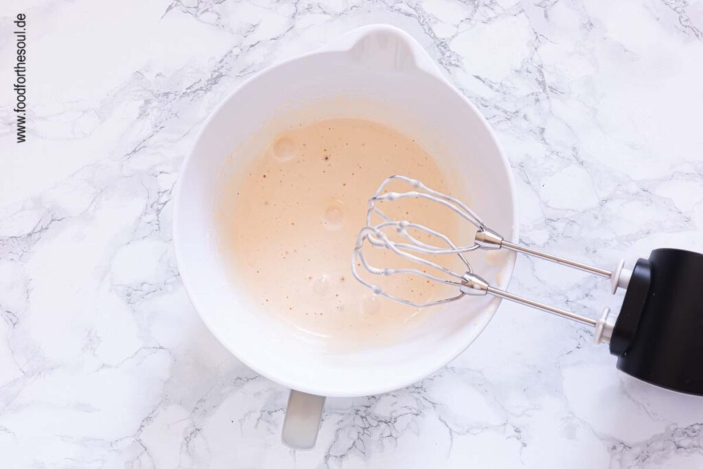 Eier mit Rohrzucker und Salz schaumig rühren für das Kürbiswaffeln Rezept - Schritt 1