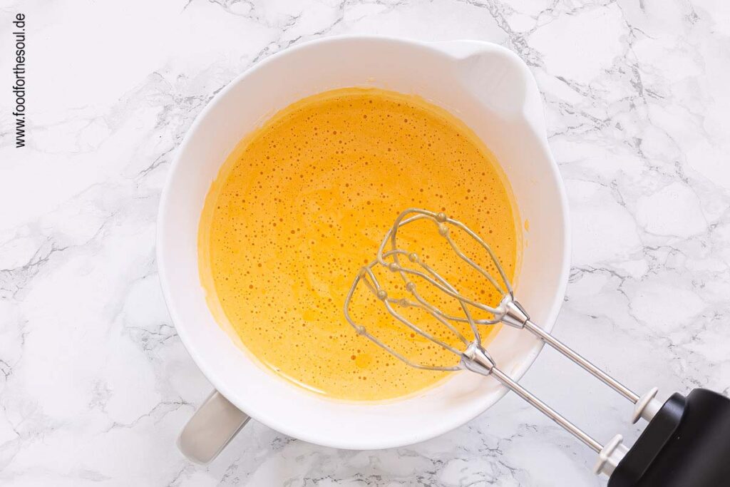 Kürbispüree, Öl und Milch zum Teig geben und kurz verrühren für das Kürbiswaffeln Rezept - Schritt 2