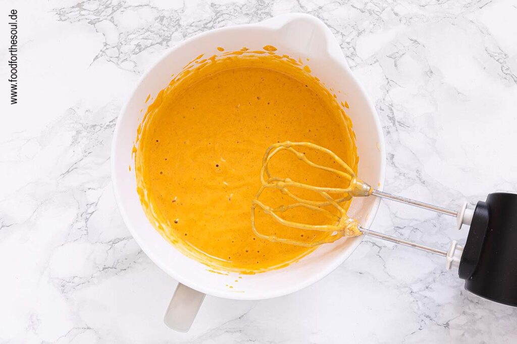 Dinkelmehl mit Backpulver mischen und unter den Teig rühren für das Kürbiswaffeln Rezept - Schritt 3