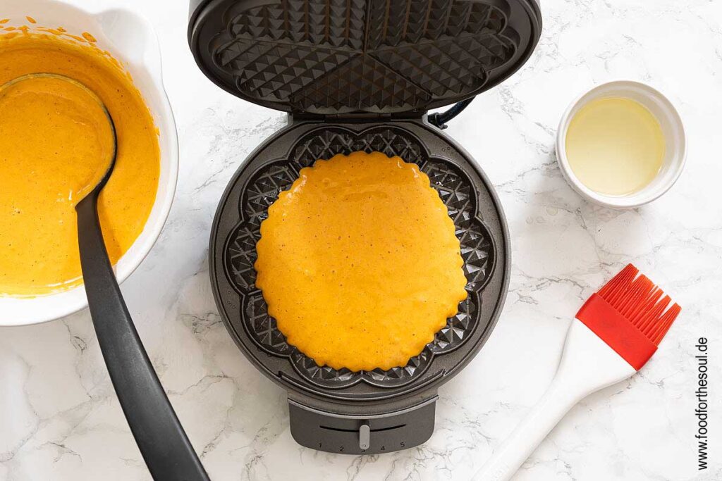 Waffeleisen mit Öl einpinseln und Kürbiswaffeln backen - Schritt 4