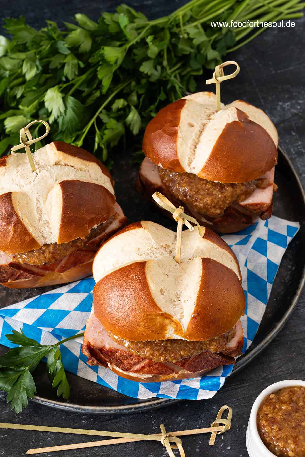 Drei Leberkäse Brötchen mit selbstgebackenem Leberkäse und süßem Senf