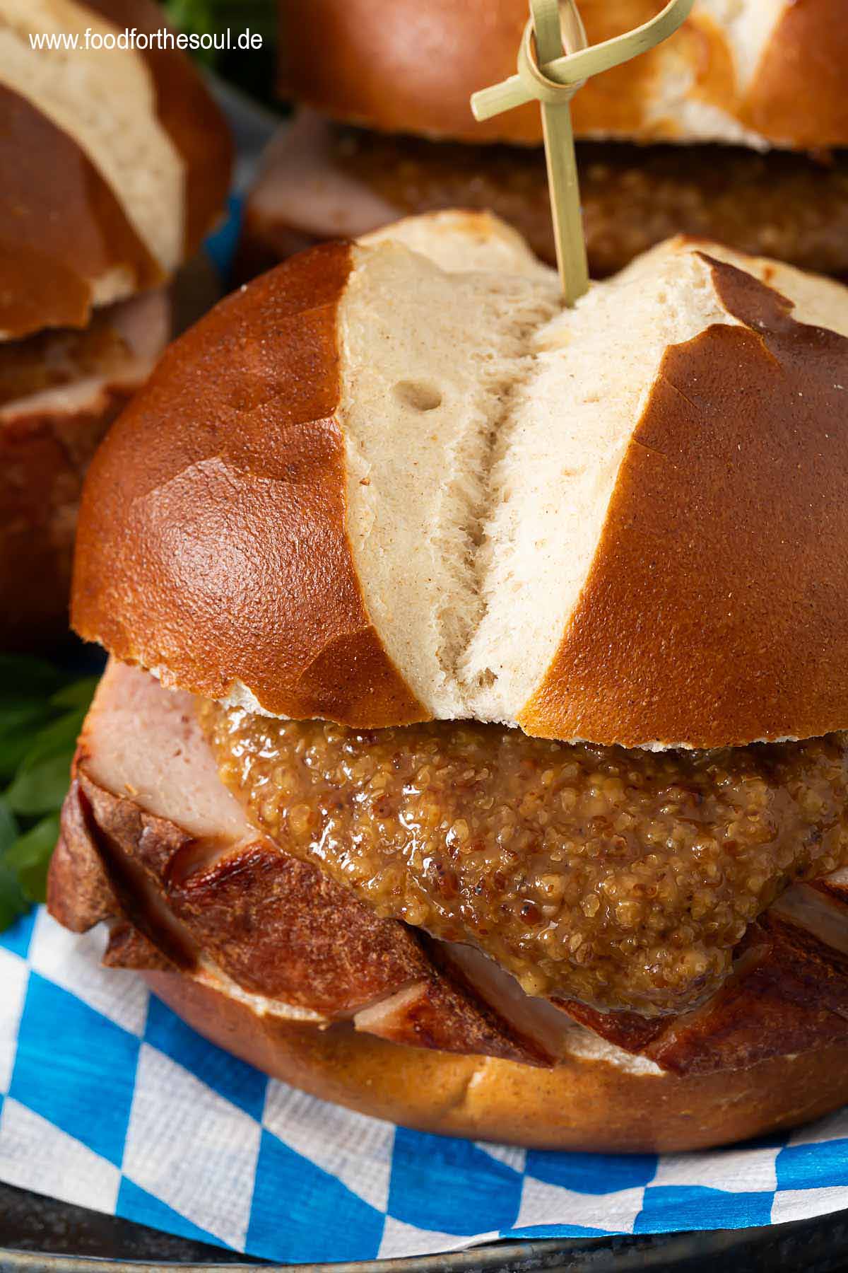 Leberkässemmel mit selbstgebackenem Leberkäse und süßem Senf