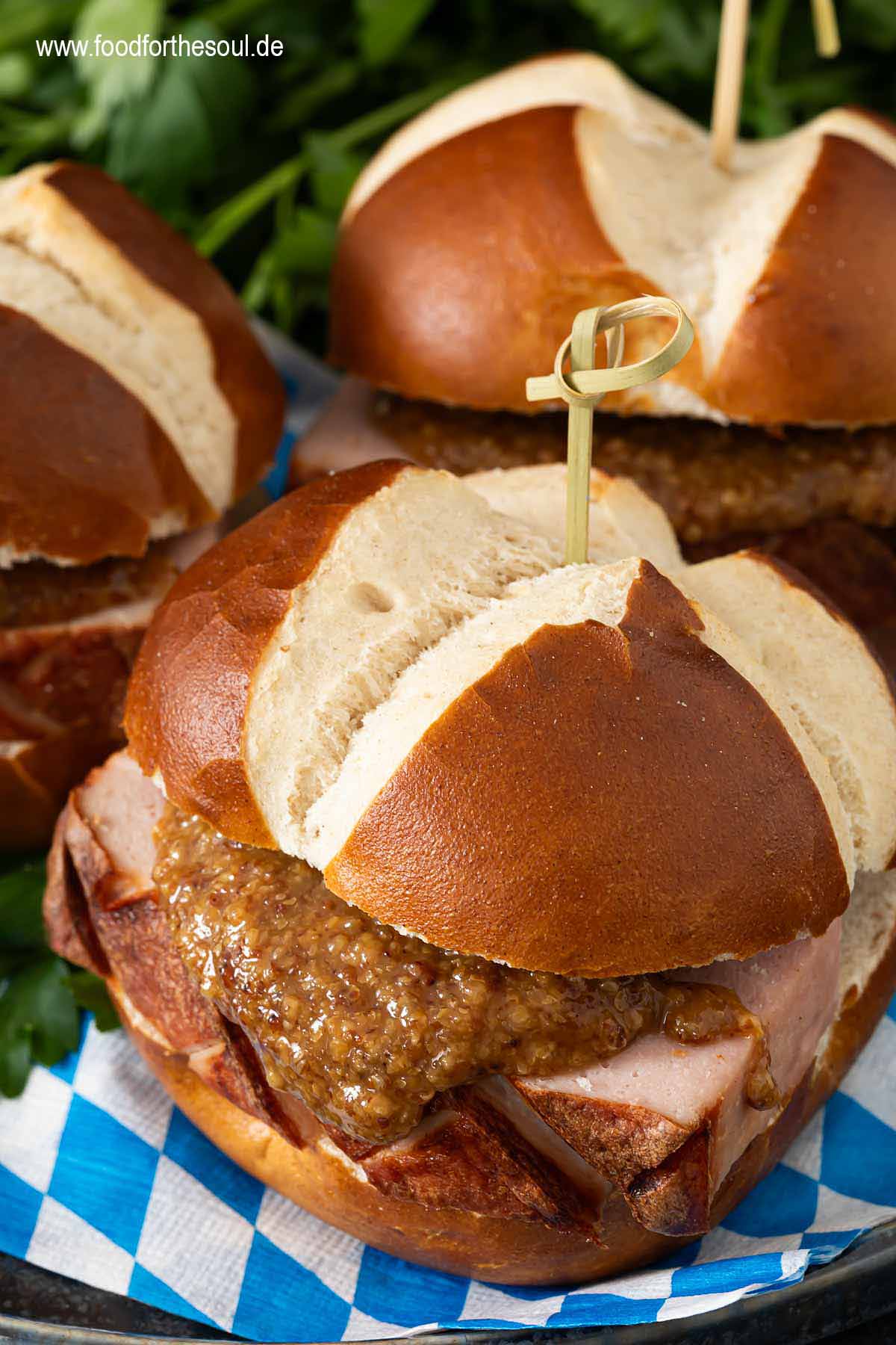 Leberkässemmeln mit selbstgebackenem Leberkäse und süßem Senf