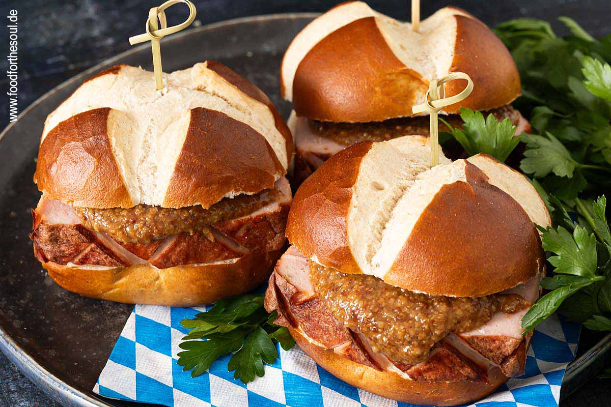 Drei Leberkässemmeln mit selbstgebackenem Leberkäse und süßem Senf