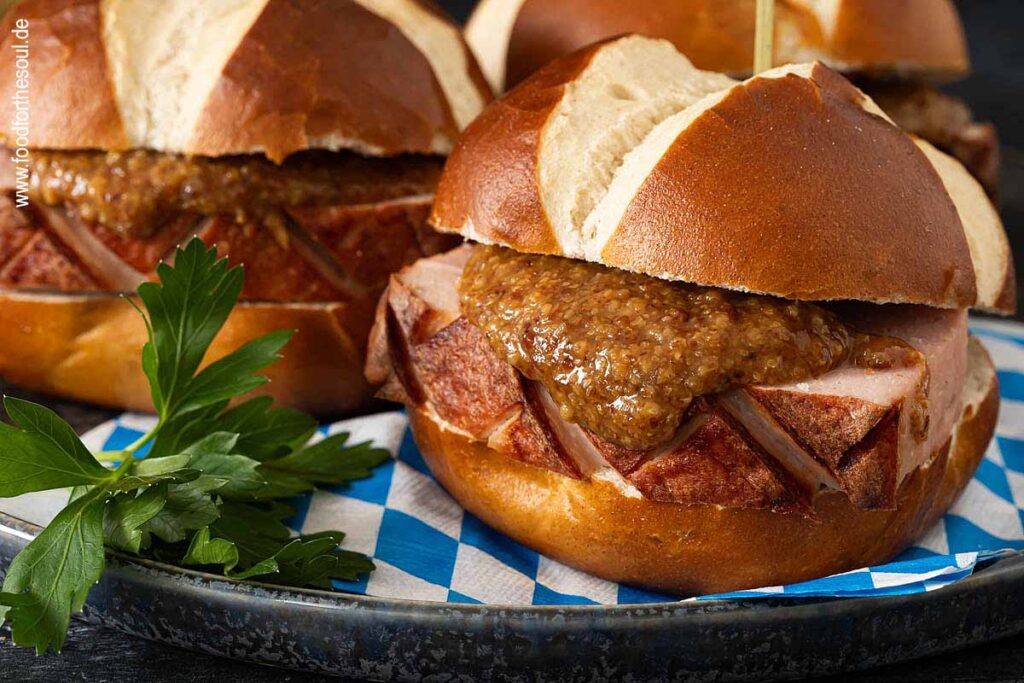 Leberkässemmeln mit selbstgebackenem Leberkäse und süßem Senf