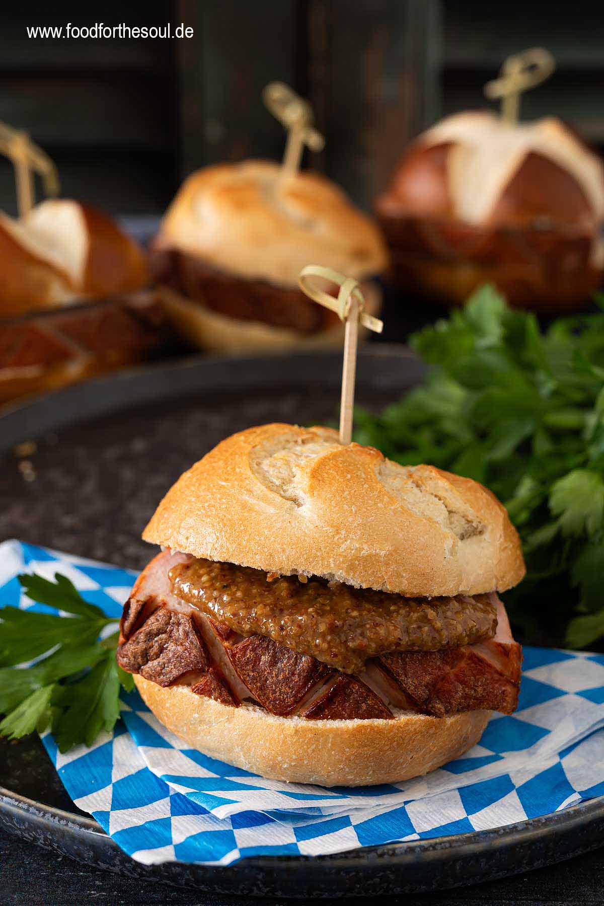 Leberkässemmel mit selbstgebackenem Leberkäse und süßem Senf