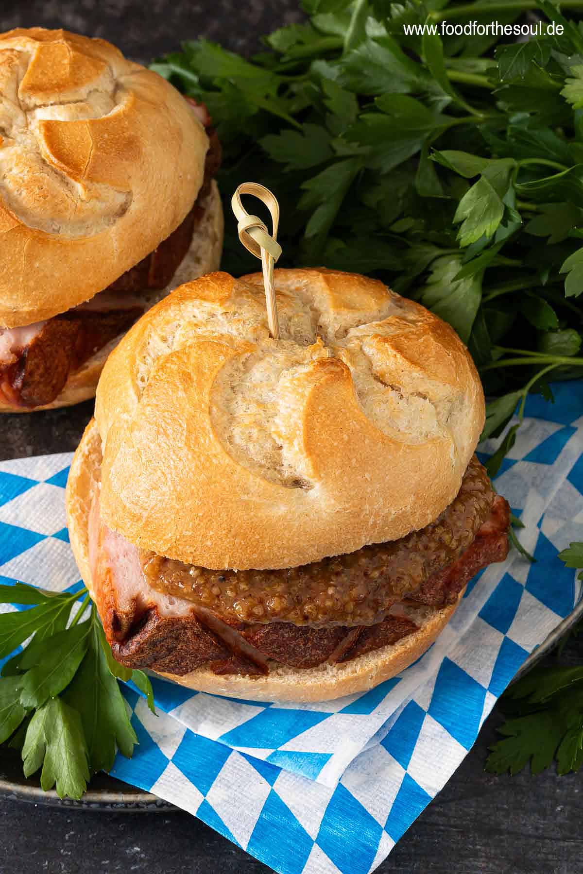 Leberkässemmel mit selbstgebackenem Leberkäse und süßem Senf