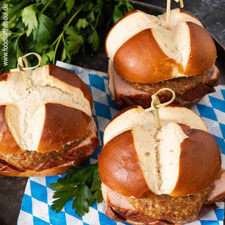 Drei Leberkässemmeln mit selbstgebackenem Leberkäse und süßem Senf