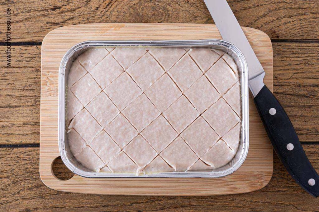 Rautenmuster in Leberkäse schneiden vor dem Backen - Schritt 1