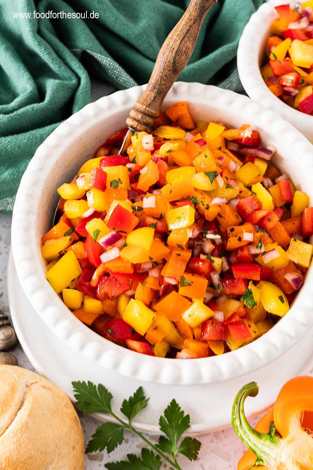 Bunter Paprikasalat in einer weißen Schüssel