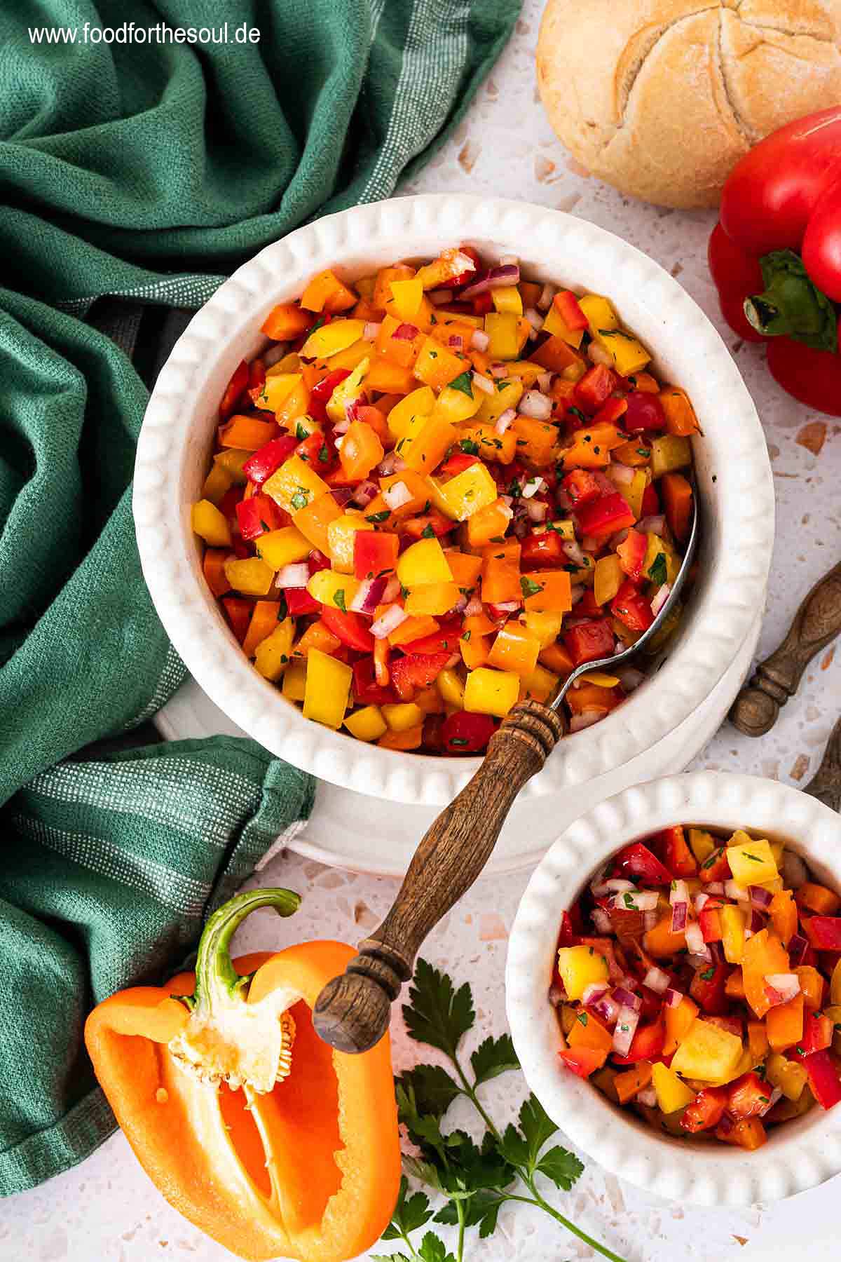 Bunter Paprikasalat in zwei weißen Schüsseln