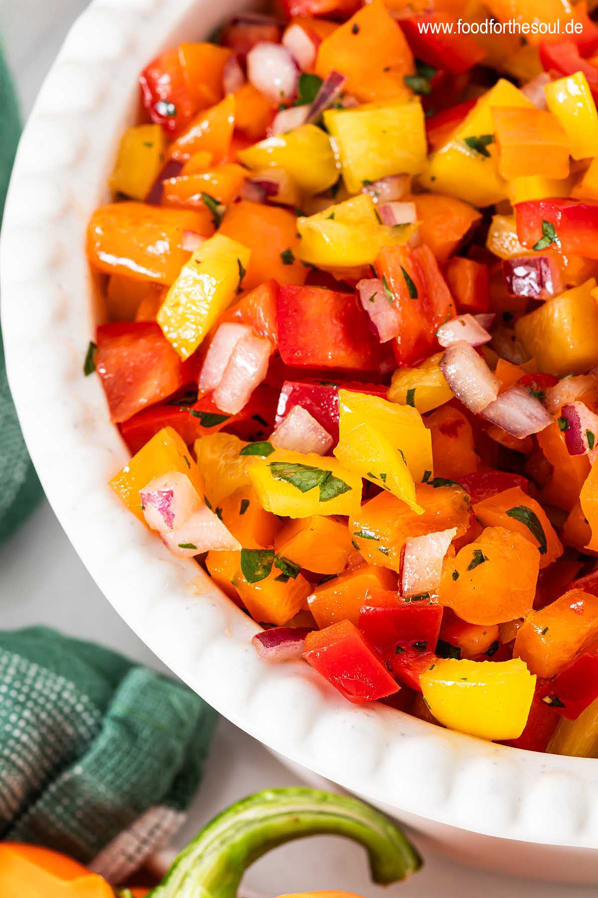 Bunter Paprikasalat in einer Schüssel