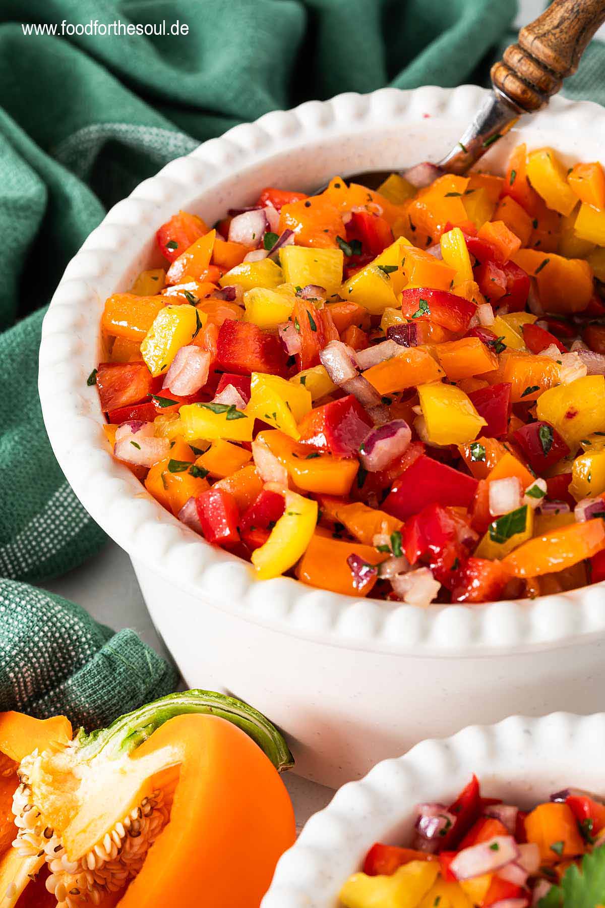 Bunter Paprikasalat in einer Schüssel