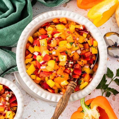 Bunter Paprikasalat in einer weißen Schüssel