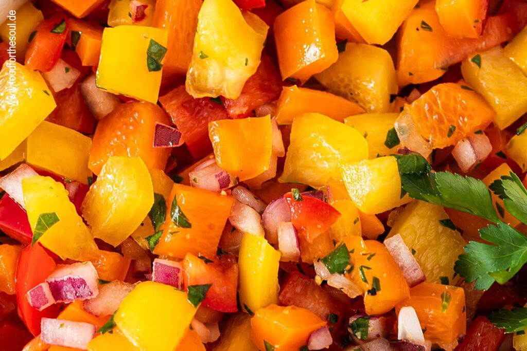 Bunter Paprikasalat in einer weißen Schüssel