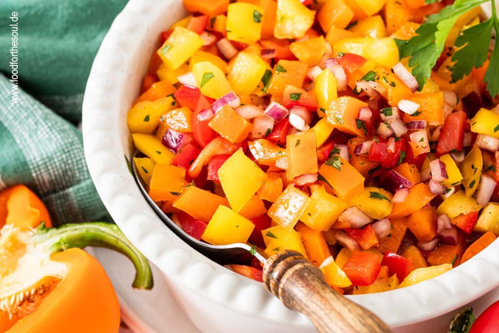 Bunter Paprikasalat in einer weißen Schüssel