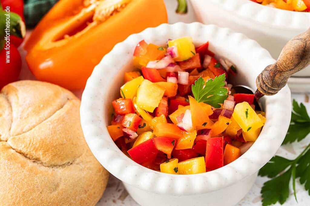 Bunter Paprikasalat in einer weißen Schüssel