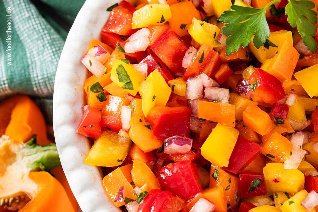 Bunter Paprikasalat in einer weißen Schüssel