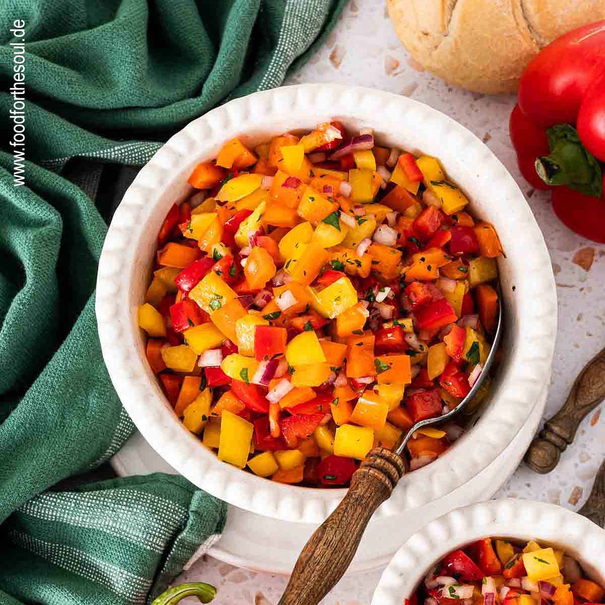 Bunter Paprikasalat in einer weißen Schüssel