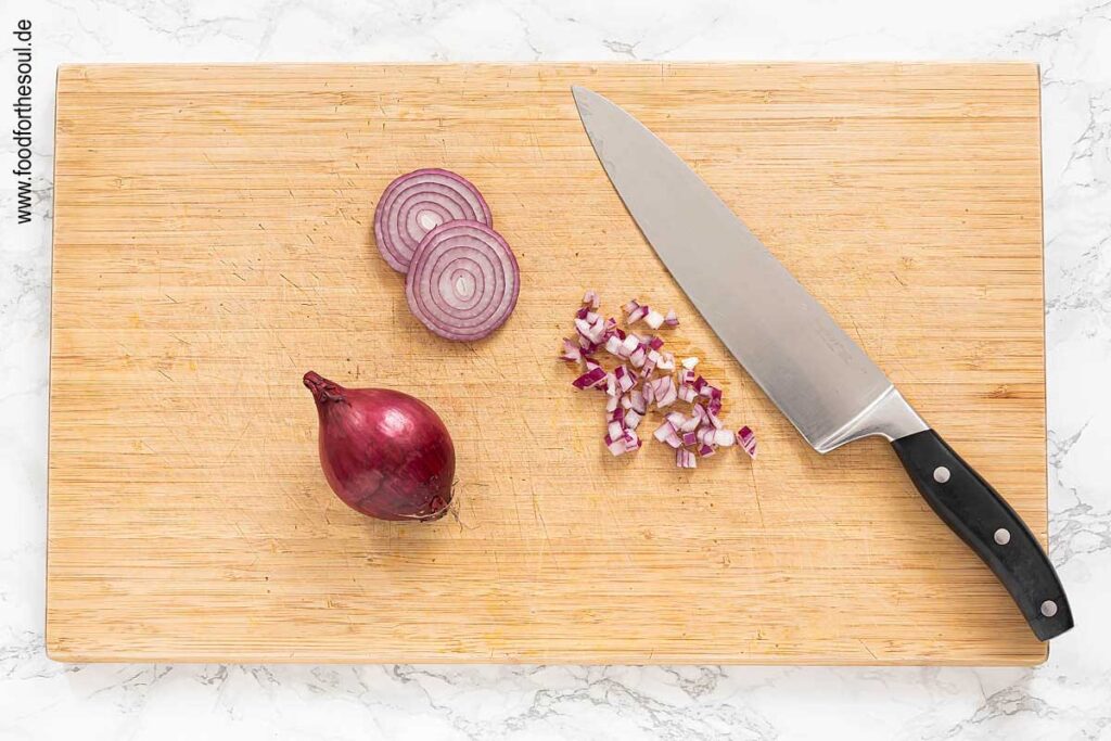 Zwiebel schälen und schneiden für Paprikasalat - Schritt 2